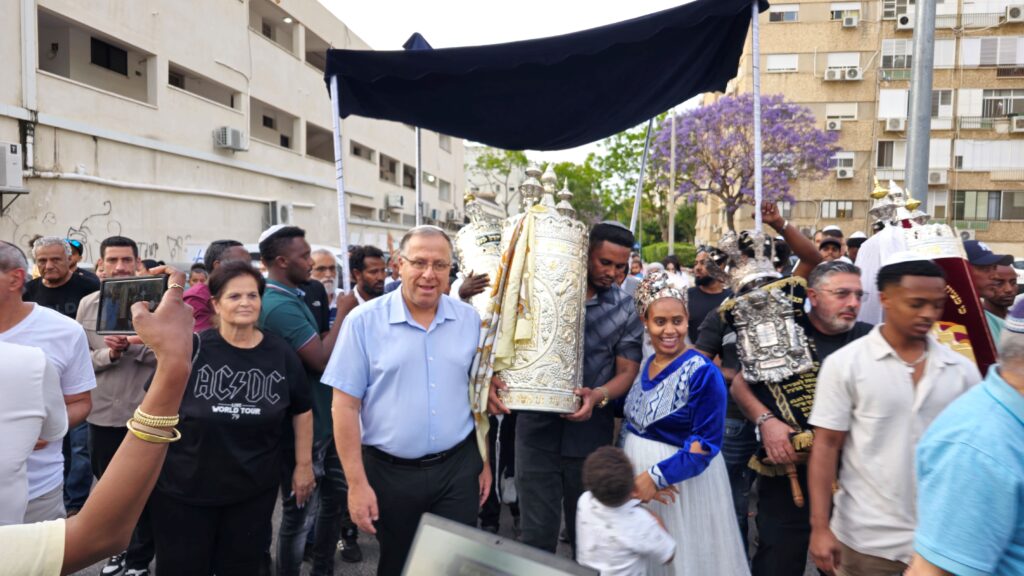 הכנסת ספר התורה לע
