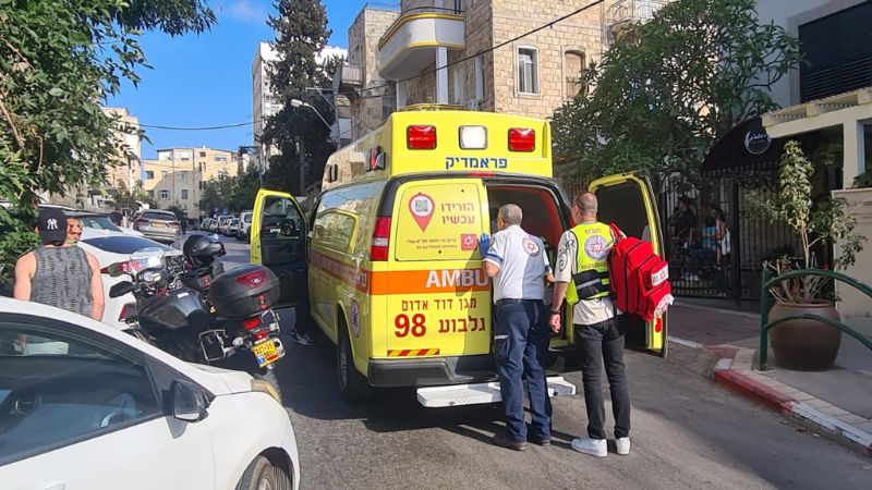 מפנים את הפצוע מרחוב י.ל.פרץ בהדר | צילום: הצלה כרמל