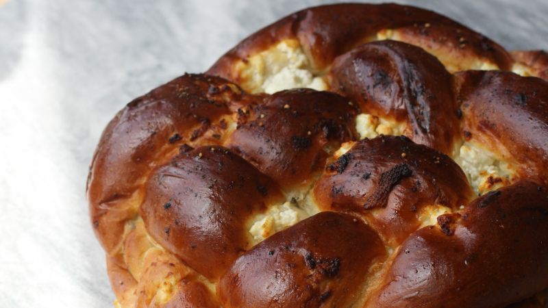 חלת זעתר טרי וגבינות מלוחות במיוחד לשבועות. פנאם | צילום: שני יטברק