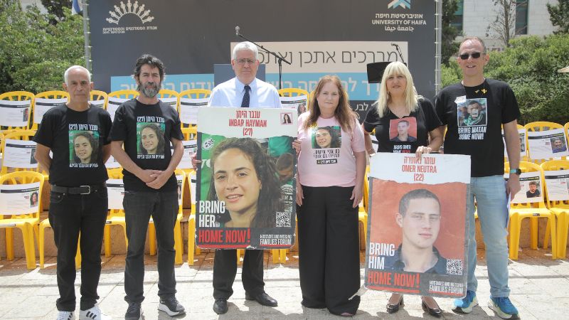פרופ' גור אלרואי, נשיא אוניברסיטת חיפה עם משפחות החטופים נאוטורה והימן | צילום: דוברות האוניברסיטה