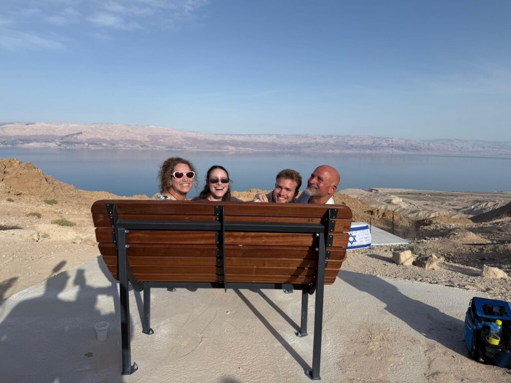 משפחת זימל בספסל שהוצב במצוקי דרגות | צילום: באדיבות המשפחה