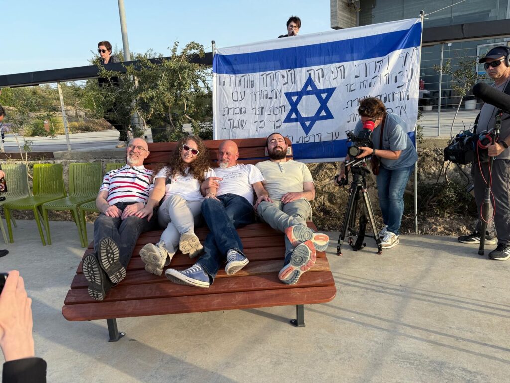 מושתלי האיברים של דור זימל בספסל שהוצב בחוף הבונים | צילום: באדיבות המשפחה