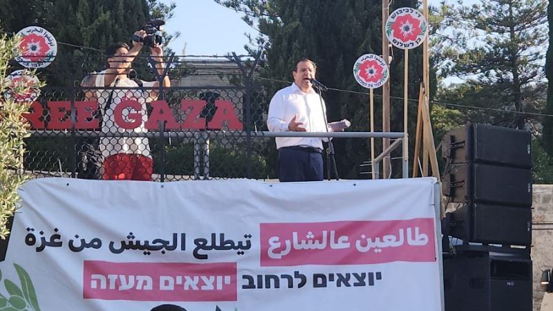 הימן עודה נואם בהפגנה בחיפה לעצירת המלחמה בעזה | צילום: שותפות השלום