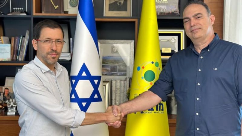 ראש העיר קרית מוצקין ציקי אבישר, מברך את אהוד בן-גרא | צילום: דוברות העירייה