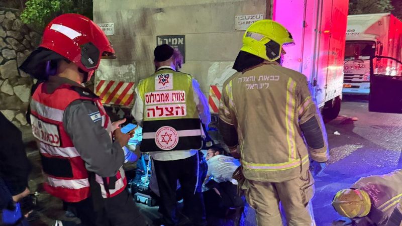 חילוץ רוכב האופנוע שנלכד מתחת למשאית | צילום: הצלה