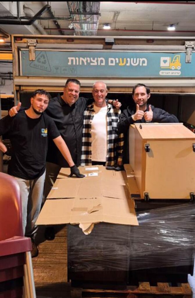 עובדי חברת החשמל תורמים ציוד שיצא מכלל שימוש | צילום: חברת החשמל