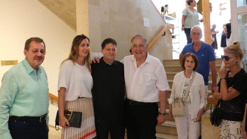 בפתיחת התערוכה של האמן החיפאי בלו סניון פיינרו (שלישי משמאל) | צילום: אביטל בר-שי