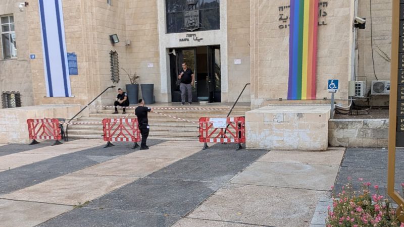 כדי למנוע כניסת מפגינים, עיריית חיפה חסמה את הכניסות להיכל
