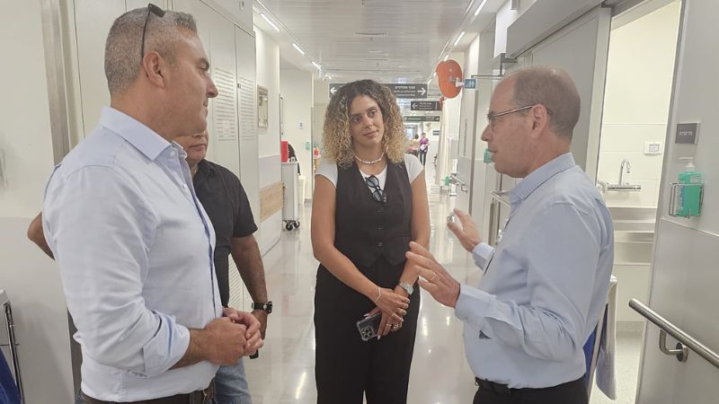 בי