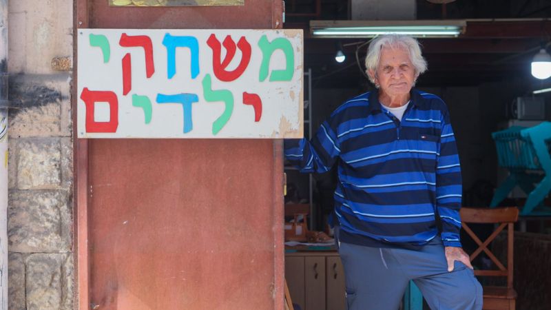 שאול לוי, אמן צעצועי עץ | צילום: עומר