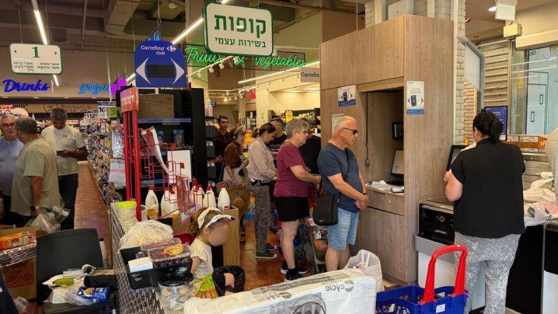 עומס קונים בסניף קרפור ברמת אלון | צילום: חגית הורנשטיין