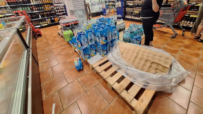 סניף קרפור ברמת אלון המתרוקן | צילום: עומר מוזר