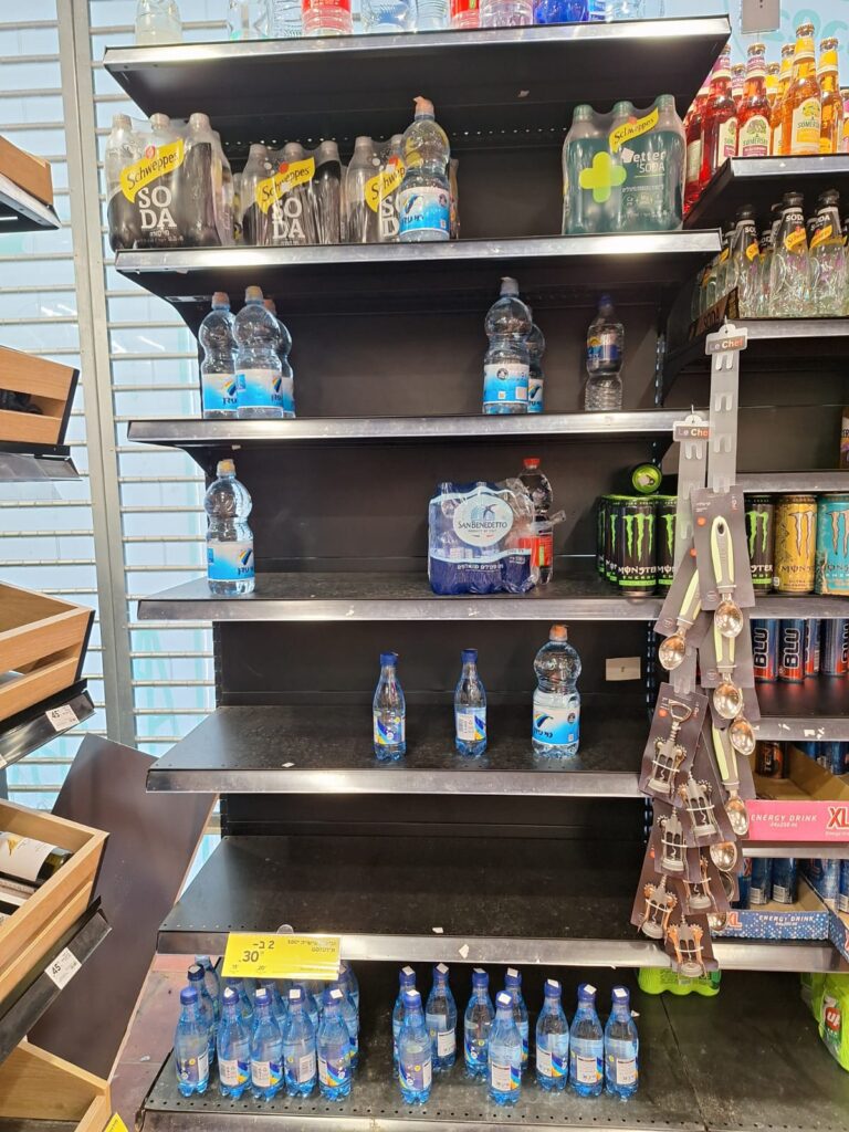 מדפי המים המינרלים מתרוקנים בסניף קרפור ברמת אלון | צילום: עומר מוזר