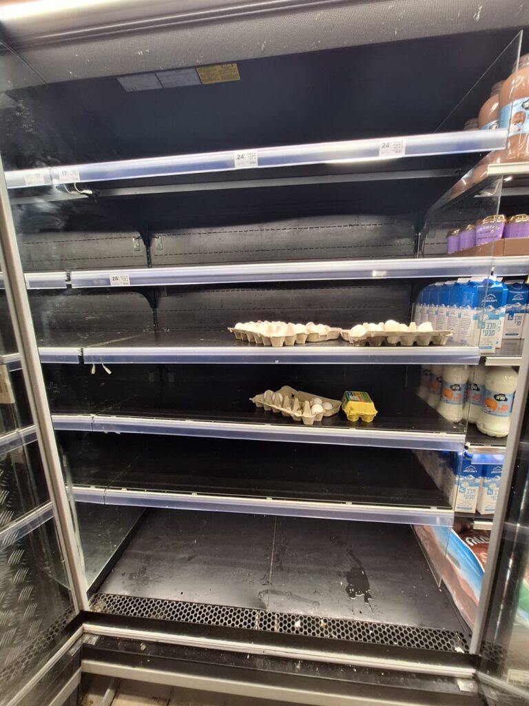 מקרר הביצים בקרפור רמת אלון | צילום: עומר מוזר