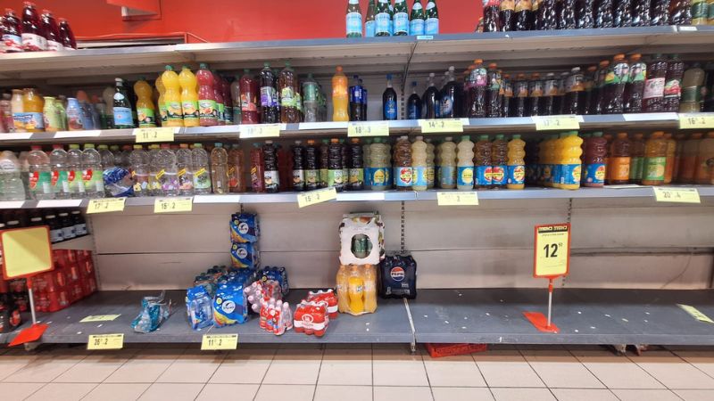 מדפי השתיה בשופרסל שלי במרכז זיו | צילום: עומר מוזר