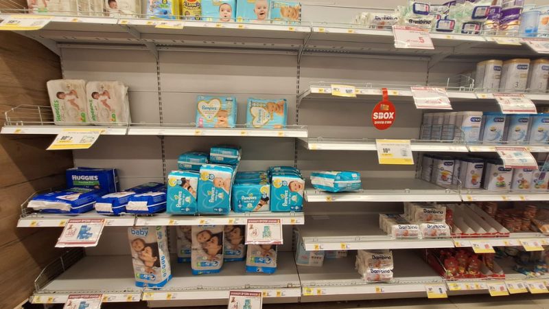 מדפים מתרוקנים בשופרסל שלי במרכז זיו | צילום: עומר מוזר