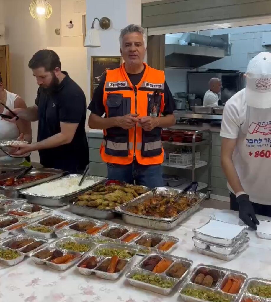 שמעון סבג ומתנדבי עמותת יד עזר לחבר