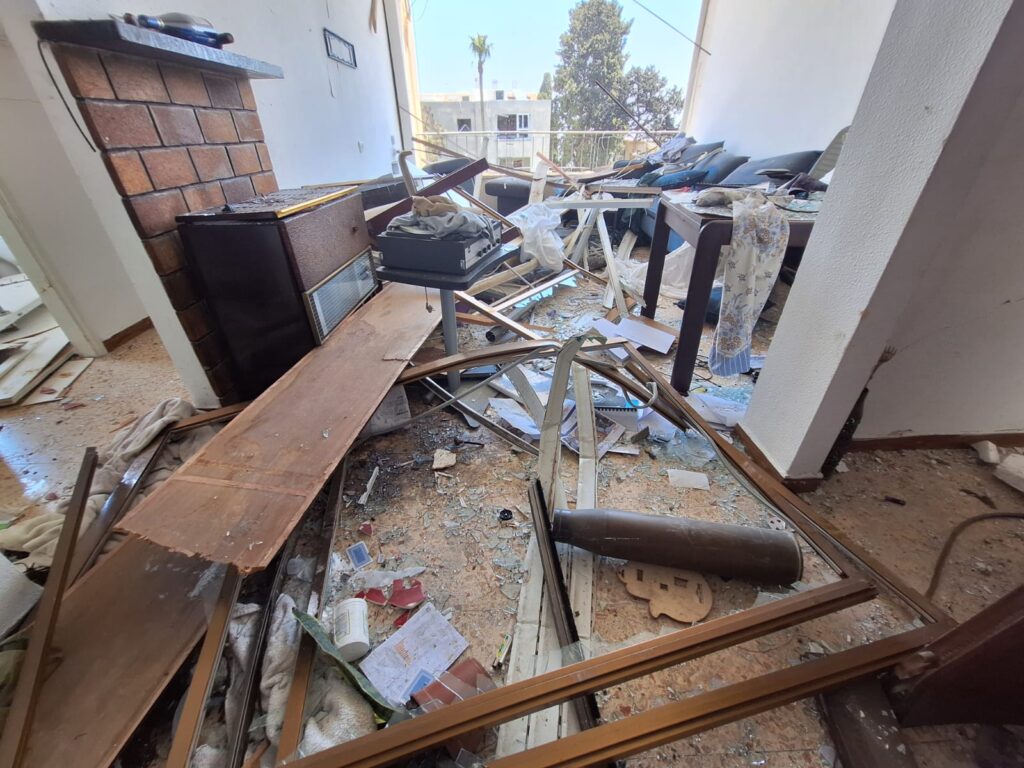 ההרס ברחוב שנפגע מטיל בנווה שאנן | צילום: עומר מוזר