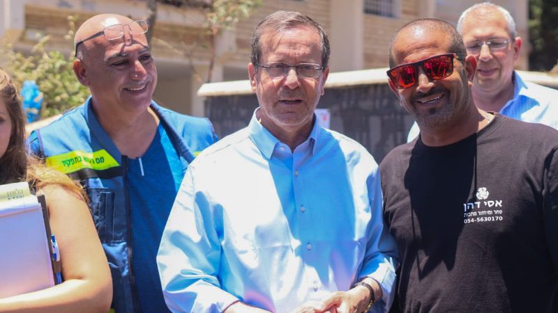 נשיא המדינה, בוז'י הרצוג, בזירת נפילת הטיל בנוה שאנן | צילום: עומר מוזר