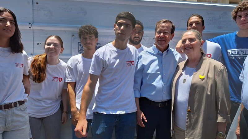 בלעדי: נשיא המדינה ורעייתו ביקרו בזירת נפילת הטיל בנוה שאנן