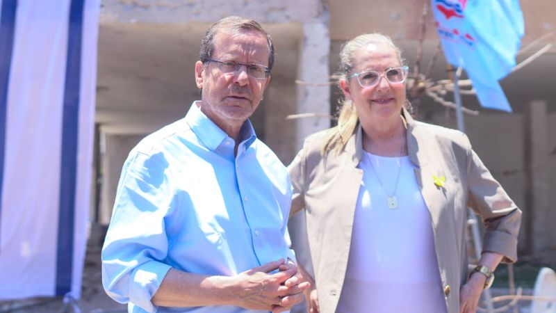 נשיא המדינה, בוז'י הרצוג, בזירת נפילת הטיל בנוה שאנן | צילום: עומר מוזר
