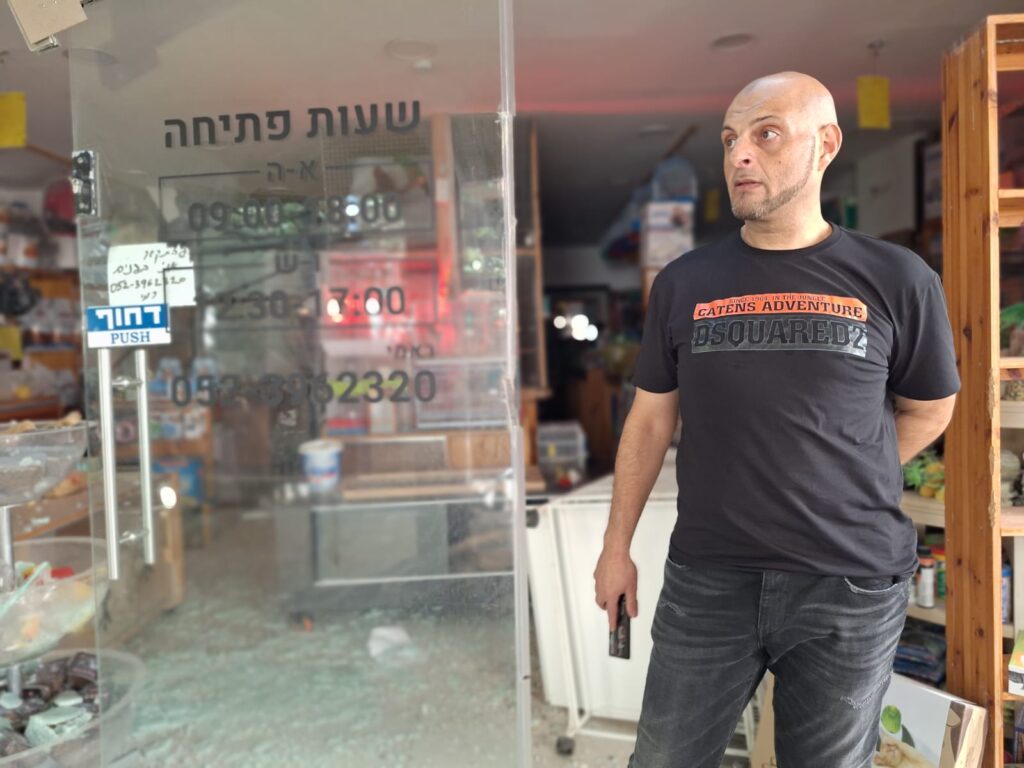 ראמי, בעל חניות חיות שנפגעה מהנפילה בחיפה | צילום: עומר מוזר