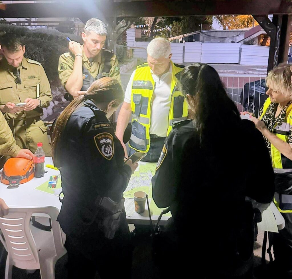 ראש העיר קרית אתא, יעקב פרץ בהערכת מצב עם כוחות הביטחון | צילום: דוברות עיריית קרית אתא
