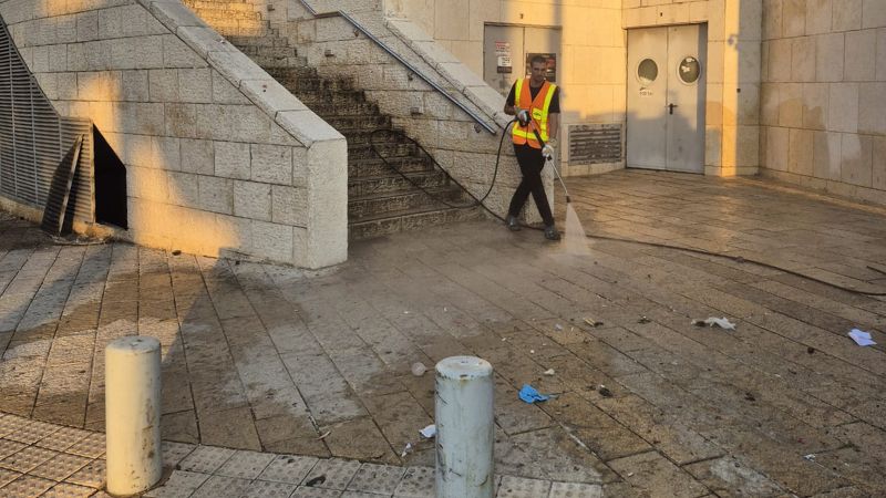 עבודות ניקיון באזור נפילת הטיל בעיר התחתית | צילום: דוברות עיריית חיפה