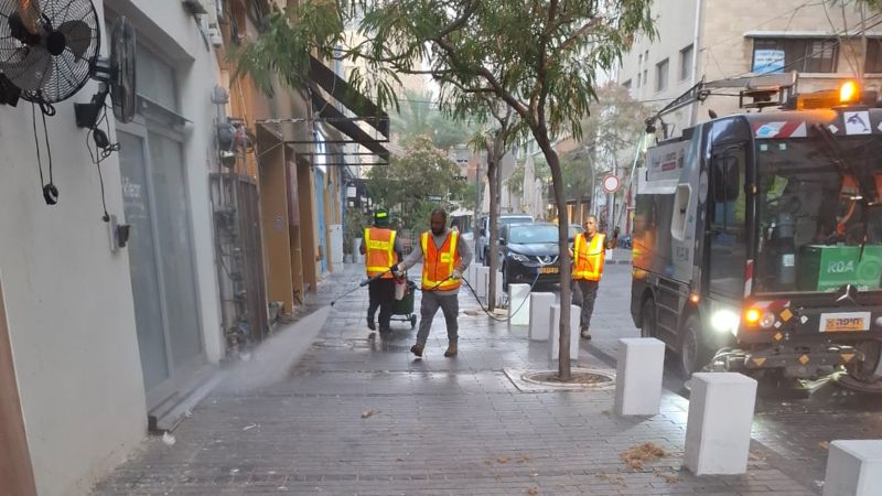 צוותים עירוניים בעבודות ניקיון נרחבות באזור נפילת הטיל בעיר התחתית | צילום: דוברות עיריית חיפה