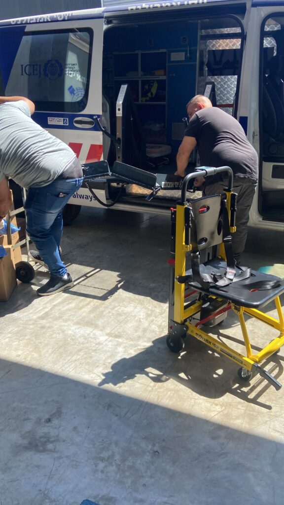 חילוץ קשיש ניצול שואה מזירת האירוע למקום בטוח | צילום