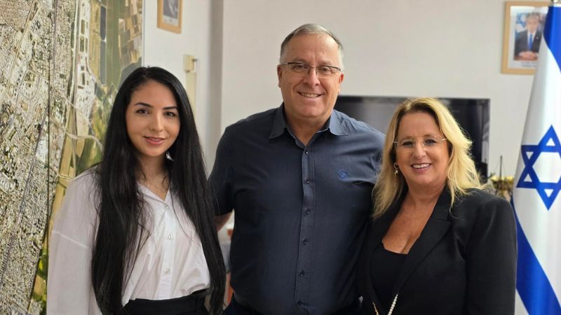 ראש העיר אלי דוקורסקי עם רעיה טובול ורחל שקד | צילום: דוברות עיריית קריית ביאליק