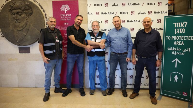 מימין: ניסים חיים סגן מנהל רמב