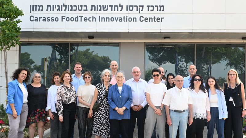 משפחת קרסו, נשיא הטכניון פרופ' אורי סיון ודיקנית הפקולטה להנדסת ביוטכנולוגיה ומזון פרופ' אסתי סגל | צילום: רמי שלוש, דוברות הטכניון