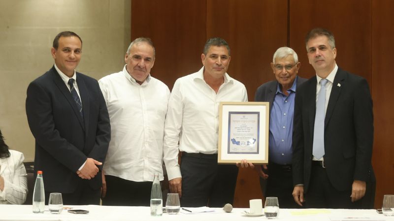 שר האנרגיה העניק אות הוקרה לבזן: 