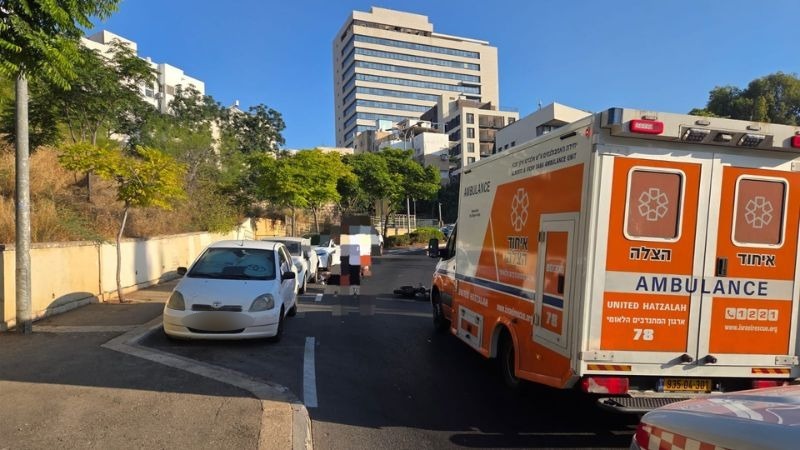 שני רוכבי אופניים חשמליים נפצעו באורח בינוני וקשה בתאונה עם רכב חונה בהדר