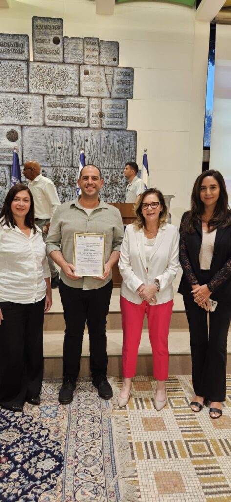 הנציגים החיפאים עם תעודת ההוקרה | צילום: אגף הדוברות, בית הנשיא