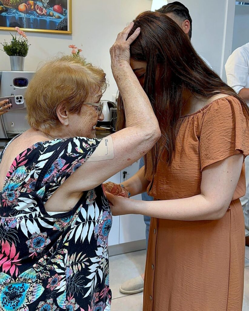 ניצולת השואה חיה כספי מברכת את השרה מאי גולן | צילום: דוד סבג