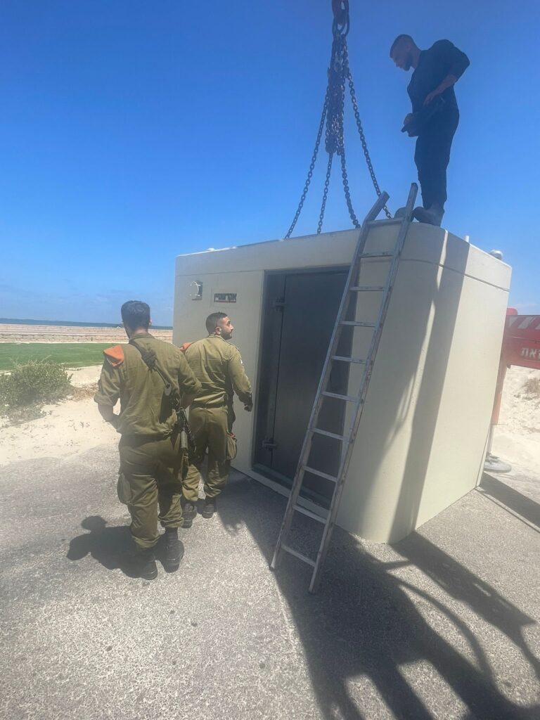 אחת המיגונית שהוצבו בסמוך לחוף בקריית ים | צילום: דוברות העירייה