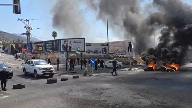 צמיגים בוערים וחסימות כבישים בהפגנת הדרוזים סמוך לשפרעם ועכו