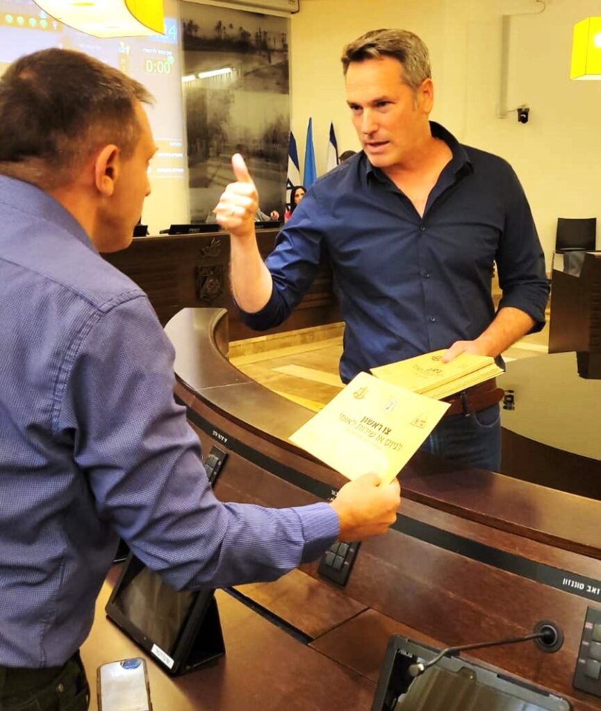 רני בנדר נותן צו ראשון לחבר המועצה אלי דיין מסיעת הליכוד | צילום: עמית מרחב