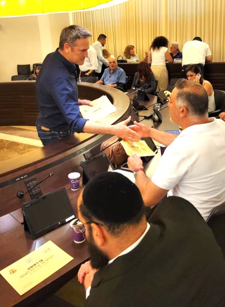 רני בנדר נותן צו ראשון לחבר המועצה מסיעת חד