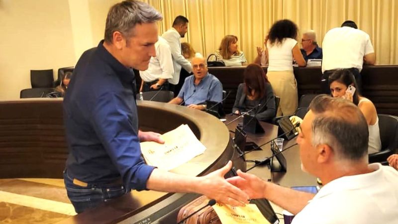 מה עומד מאחורי צווי הגיוס שחולקו אמש בישיבת מועצת העיר חיפה?
