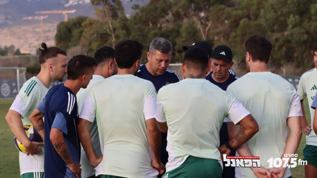 פלורס עם שחקני מכבי חיפה | צילום: מכבי חיפה