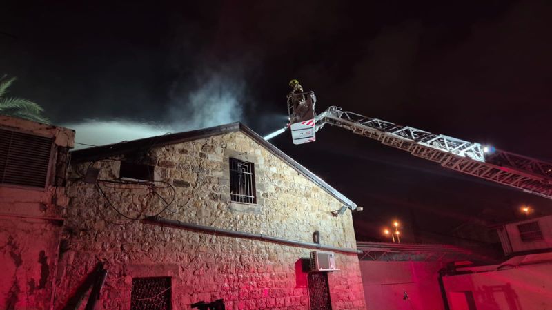 אינו ראוי למגורים: בית אבות נשרף הלילה במושבה הגרמנית. המבנה בסכנת קריסה