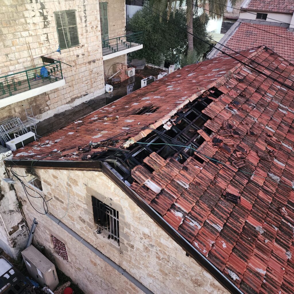 הנזק לגג מבנה בית האבות ברחוב יפו, חיפה | צילום: דוברות כבאות והצלה מחוז חוף