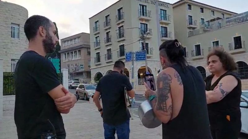 אנשי מחאת הסירים בכיכר אונסק