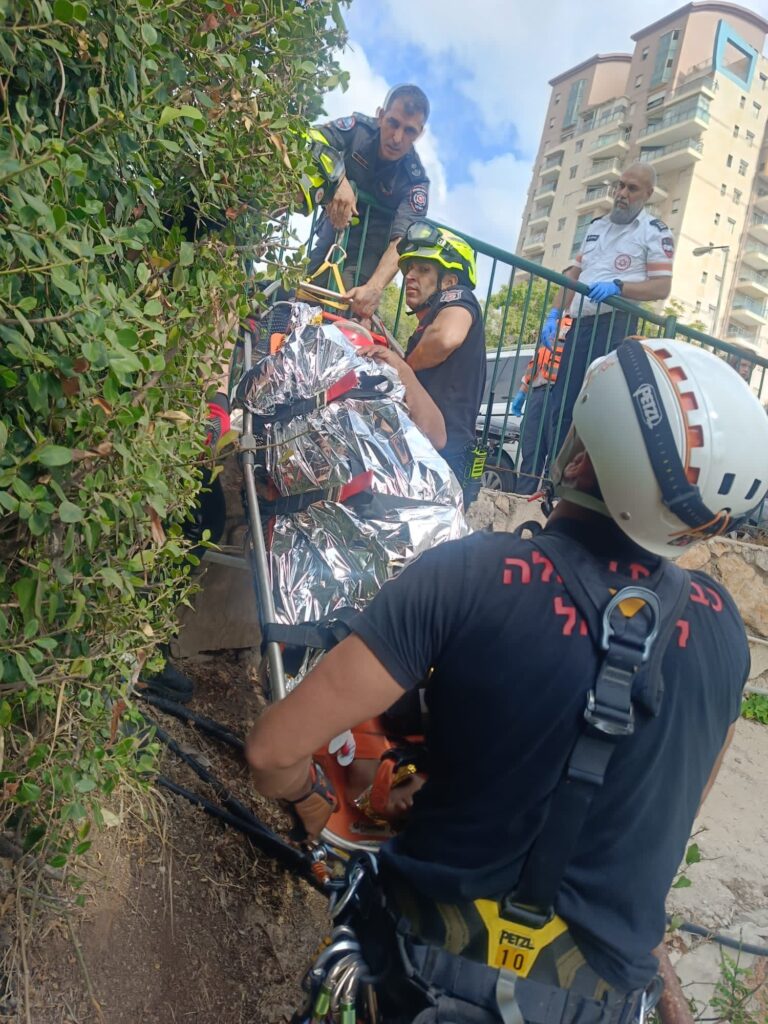 חילוץ הפועל שנפל מסובה ברמות ספיר | צילום: דוברות כיבוי והצלה מחוז חוף