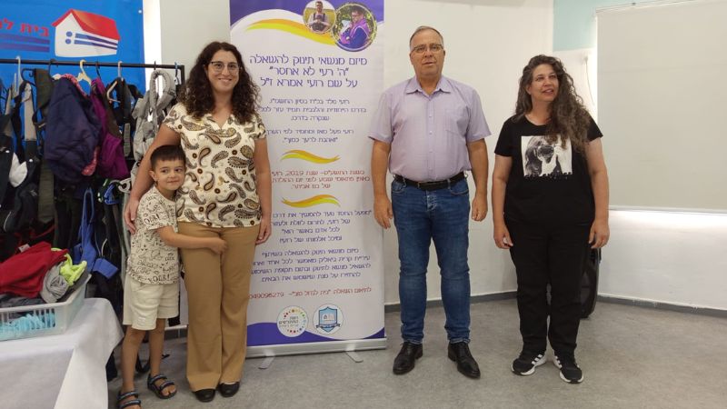 מנהלת שלוחת בית לגדול טוב מיכל אביב בנימין, ראש העיר אלי דוקורסקי, מיכל ואביתר מנין אמרא | צילום: דוברות עיריית קרית אתא