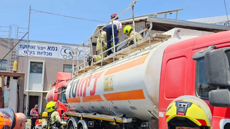 חילוץ הפועל מתוך מכלית סולר | צילום: דוברות כבאות והצלה לישראל, מחוז חוף