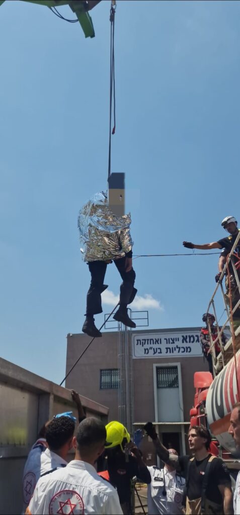 חילוץ הפועל מתוך מכלית סולר | צילום: דוברות כבאות והצלה לישראל, מחוז חוף